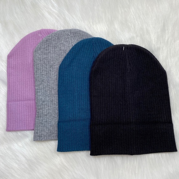 NWT Women’s Black Beanie Hat Soft Stretch - Picture 2 of 5